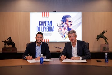 Koke y Miguel Ángel Gil firman los documentos de la renovación del capitán.