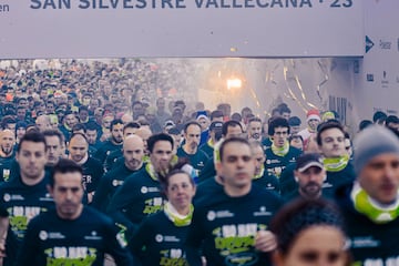 Centenares de corredores toman la salida de la carrera Popular San Silvestre Vallecana 2023.