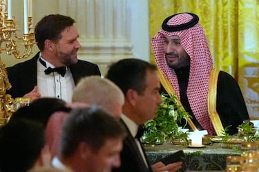 Mohamed bin Salmán, príncipe heredero​ de Arabia Saudita, dialogando junto a J. D. Vance, vicepresidente de los Estados Unidos.