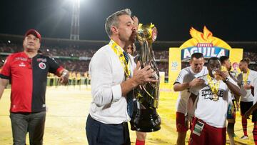 El entrenador argentino Lucas Pusineri celebrando el t&iacute;tulo del Torneo &Aacute;guila obtenido con el C&uacute;cuta Deportivo