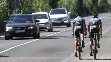 Imagen de dos ciclistas circulando en la zona de El Saler, Valencia.