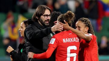 Reynald Pedros, seleccionador de Marruecos, celebra una victoria con sus jugadoras.