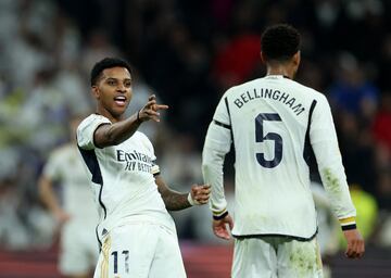 Rodrygo bromea con Bellingham tras un gol al Villarreal.