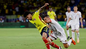 Luis Díaz ante Tomás Rincón en Colombia vs. Venezuela