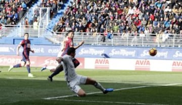 James Rodríguez marca el 0-3.