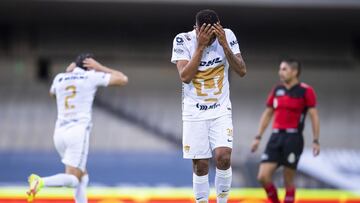 Gabriel Torres se lamentab en partido contra Pumas