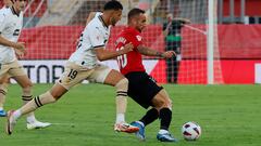 PALMA DE MALLORCA (ISLAS BALEARES) 07/10/2023. El centrocampista del Mallorca, Sergi Darder (d), con el balón ante el jugador belga del Valencia, Selim Amallah, durante el encuentro correspondiente a la jornada nueve de primera división que disputan hoy sábado en el estadio de Son Moix, en Mallorca. EFE/CATI CLADERA.
