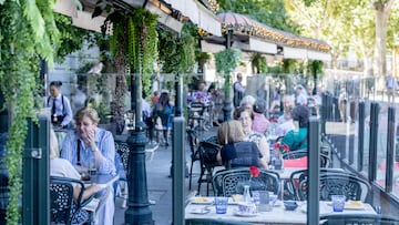 Clientes de un bar se refrescan en la terraza, a 15 de julio de 2025, en Madrid (España).
15 JULIO 2025
Ricardo Rubio / Europa Press
15/07/2025