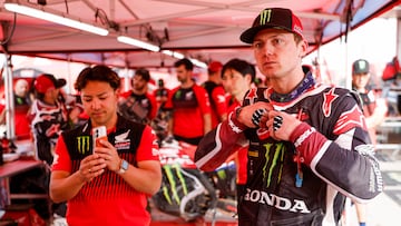 Tosha Schareina, en la carpa de Honda durante el Dakar 2026.