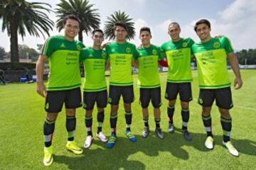 Algunos jugadores del Tri Sub 23 posan durante el entrenamiento