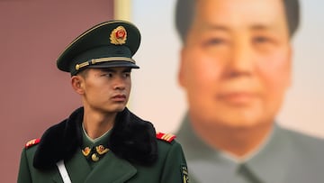 Un guardia paramilitar chino permanece de guardia frente a un gran retrato del difunto líder chino Mao Zedong en la Puerta de Tiananmén el 5 de noviembre de 2025, en Pekín, China. El retrato de Mao que domina la Plaza de Tiananmén sigue siendo uno de los símbolos políticos más reconocibles de China.