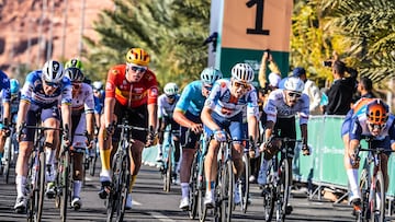 Van Uden gana la primera etapa del AlUla Tour 2024.