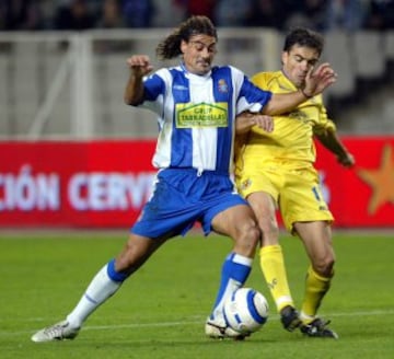 Jugó en el Barcelona entre 1999 y 2003 y en el Espanyol entre 2004 y 2005.