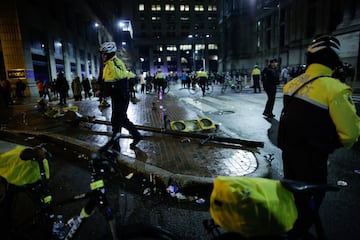 El mobiliario urbano resultó dañado durante las celebraciones en Filadelfia por el título de la Super Bowl de los Philadelphia Eagles.