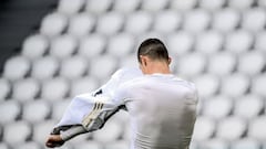 "Cristiano poor gesture: nervous or looking to leave?"