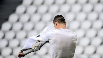 Cristiano Ronaldo tira la camiseta de la Juventus al suelo tras el partido ante el Genoa.