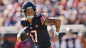 CHICAGO, ILLINOIS - OCTOBER 22: Tyson Bagent #17 of the Chicago Bears runs with the ball during the first quarter against the Las Vegas Raiders at Soldier Field on October 22, 2023 in Chicago, Illinois.   Michael Reaves/Getty Images/AFP (Photo by Michael Reaves / GETTY IMAGES NORTH AMERICA / Getty Images via AFP)