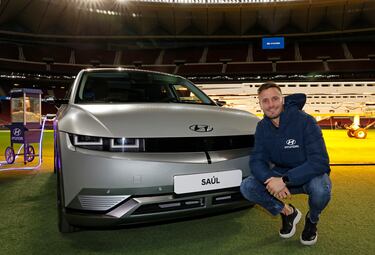 Diez aficionados disfrutarán de una exclusiva noche pernoctando en tiendas de campaña instaladas en el estadio, como ganadores de un sorteo de Hyundai, patrocinador del  Atletico de Madrid. Los jugadores rojiblancos cedieron sus vehículos IONIQ 5 para dotar de energía a diferentes zonas del Eco Camping. En la imagen, Saúl Ñíguez.