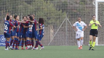 Celebración de un gol del Levante ante el Deportivo.