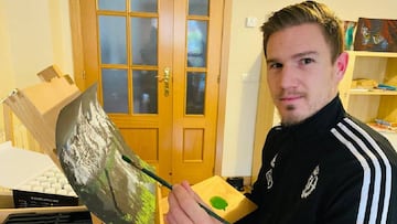 Raúl García Carnero, jugador del Real Valladolid cedido por el Getafe, pintando en casa.