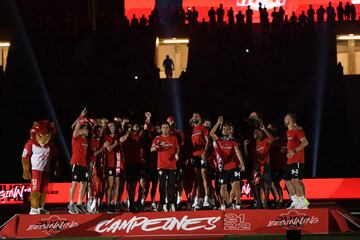 Jugadores y aficionados del Almerí­a celebran en el estadio de los Juegos Mediterráneos el ascenso a Primera División.