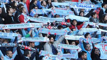 Los seguidores del Celta levantan sus bufandas antes del inicio de un partido.