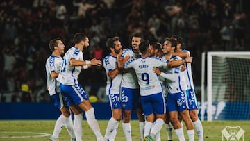 Los jugadores del Tenerife celebran el primer tanto del encuentro.