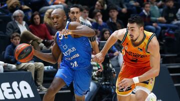VALENCIA, 03/01/2023.- El jugador del Fuenlabrada Lasan Kromah (i) escapa de Josep Puerto, del Valencia Basket, durante el partido correspondiente a la jornada 14 de la Liga Endesa de baloncesto disputado hoy martes en el pabellón de la Fuente de San Luis. EFE/Miguel Ángel Polo