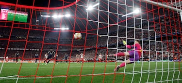 2-2. El delantero brasileño marca su segundo tanto desde los once metros. El siete del Real Madrid lanza el balón al centro y Neuer se vence a su lado derecho.