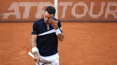 Roberto Bautista se lamenta durante su partido ante Andrey Rublev en los cuartos de final del Torneo de Hamburgo.