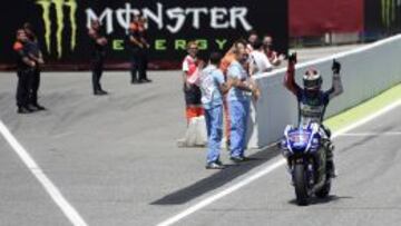 Jorge Lorenzo celebra su triunfo en Montmeló.