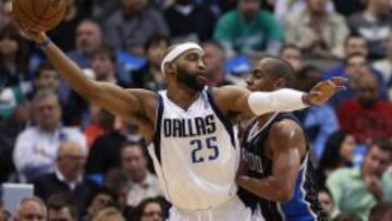 Vince Carter es defendido por Arron Afflalo en el American Airlines Center de Dallas (Texas)