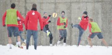 Carreras, peleas con bolas de nieve... Además del duro trabajo también hay tiempo para divertirse.