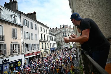 El pelotón pedalea por las calles de Pau al inicio de la 14ª etapa de la 112ª edición del Tour de Francia, de 182,6 km entre Pau y Luchon-Superbagnères, en los Pirineos del suroeste de Francia.