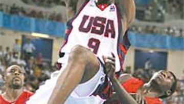 <b>VUELO. </b>LeBron James, en un enceste espectacular ante Angola.