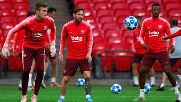 Leo Messi encabeza el entrenamiento del Bar&ccedil;a en Wembley.