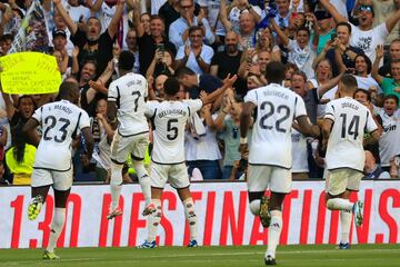 Bellingham celebra con sus compañeros uno de sus dos goles ante Osasuna. EFE/ZIPI
