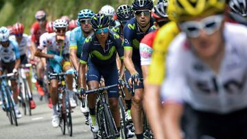 Colombia's Nairo Quintana (C) rides in the pack during the 187,5 km eighth stage of the 104th edition of the Tour de France cycling race on July 8, 2017 between Dole and Station des Rousses. / AFP PHOTO / PHILIPPE LOPEZ
