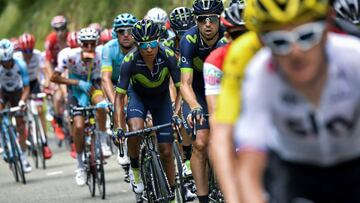 Colombia&#039;s Nairo Quintana (C) rides in the pack during the 187,5 km eighth stage of the 104th edition of the Tour de France cycling race on July 8, 2017 between Dole and Station des Rousses. / AFP PHOTO / PHILIPPE LOPEZ