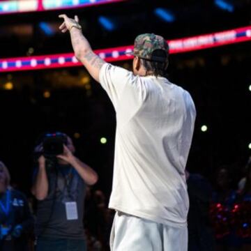 Los Sixers rindieron homenaje a Allen Iverson haci¨¦ndole entrega de la chaqueta especial que le reconoce como miembro del Sal¨®n de la Fama.
