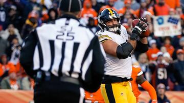 Nov 25, 2018; Denver, CO, USA; Side judge Ryan Dickson (25) looks on as Pittsburgh Steelers offensive tackle Alejandro Villanueva (78) makes a catch for a touchdown in the second quarter against the Denver Broncos at Broncos Stadium at Mile High. Mandatory Credit: Isaiah J. Downing-USA TODAY Sports
