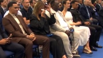 La madre de Trent no se aguantó: vean sus lágrimas a los cinco minutos de empezar el acto