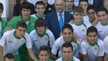 <b>CON LOS CAMPEONES. </b>Rafael Gordillo posó junto al equipo cadete del Betis que ha logrado el título esta temporada.