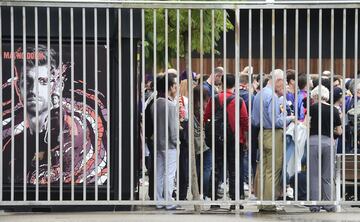 Un grupo de aficionados esperan en las puertas del recinto del Camp Nou.