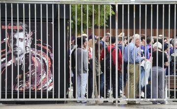 Un grupo de aficionados esperan en las puertas del recinto del Camp Nou. 