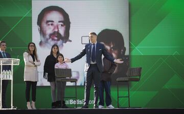 El portuense pudo disfrutar de una celebración muy emotiva y no dudó en reflejar toda su alegría tras alargar su periplo como futbolista verdiblanco por una campaña más: 