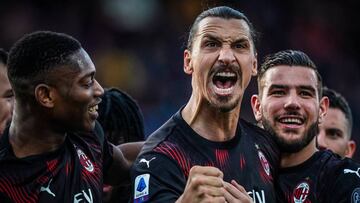 Ibrahimovic celebra el gol felicitado por sus compa&ntilde;eros.