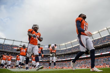 Jugadores de los Broncos de Denver, encabezados por Emmanuel Sanders (10) y Juwan Thompson (40), entran al estadio.