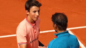 Nadal se lleva la ovación del día: peloteó con un recogepelotas