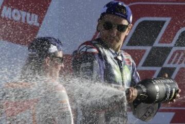 Jorge Lorenzo moja a Marc Márquez en el podio. 